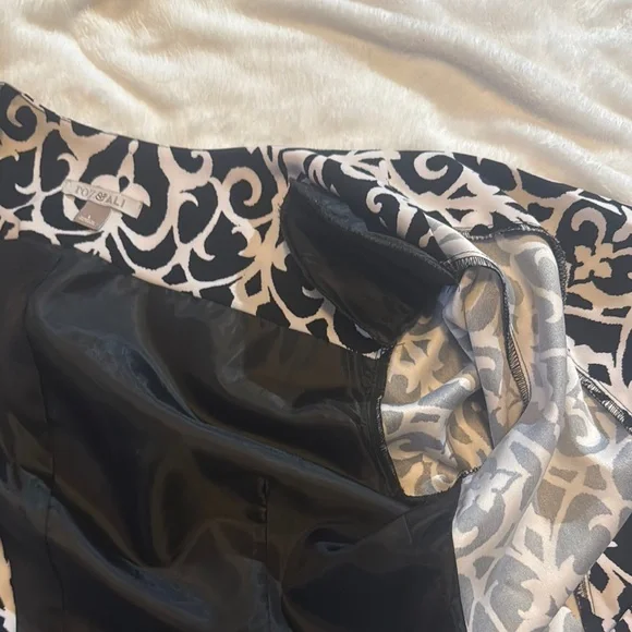 Chic Black and White Patterned Women's Open Front Blazer - Picture 6 of 7